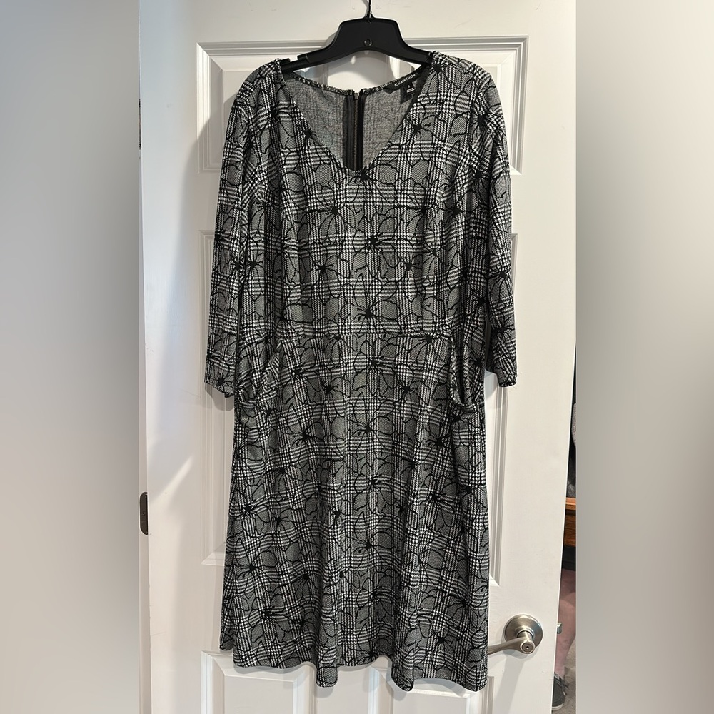 41 Hawthorn Black and White Patterned V-Neck Long Sleeve Dress (Stitch Fix)
